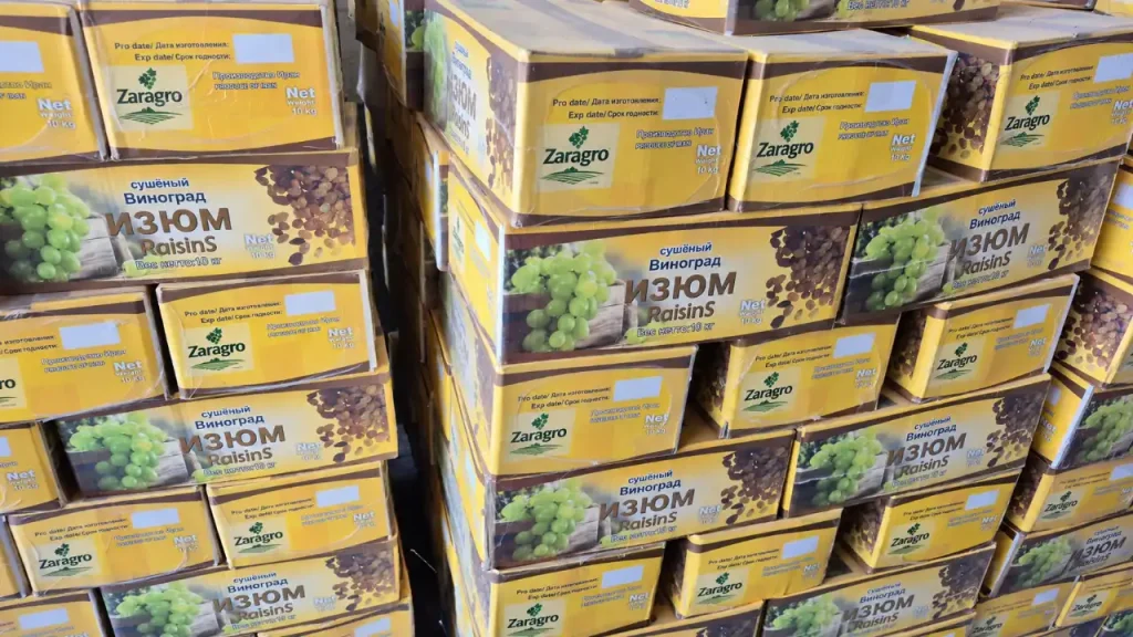 Zaragro raisin boxes with 10 kg export packaging stacked in a warehouse – Zaragro